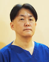 院長 : 梁 俊信