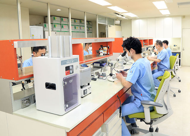 院内技工士が自然な人工歯をオーダーメイドで作製