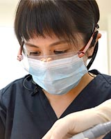 歯科医師 : 岡崎 史枝