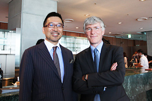 古賀剛人先生(左)とDr.Franck Renouard氏(右)