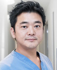 院長・インプラント担当医 : 吉野 修二
