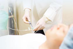 手術時の痛みや不安感を抑える静脈内鎮静法