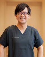 歯科医師:松村 英祐
