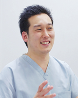 歯科医師 : 浅野 真秀