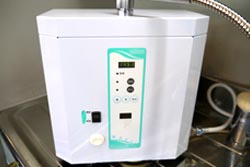 オゾン水生成器を術者の手洗いなどにも使用