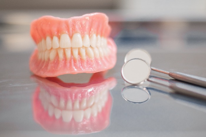 部分入れ歯は金属のバネで残っている歯に引っ掛けて固定します。
