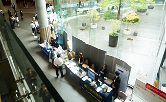 会場通路での展示販売の様子